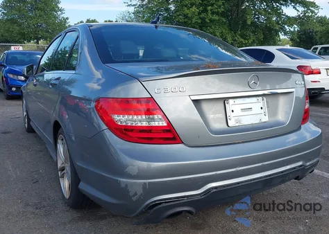 2014 Mercedes-Benz C 300 Sport 4Matic z USA, uszkodzony, nr VIN WDDGF8ABXEG231794